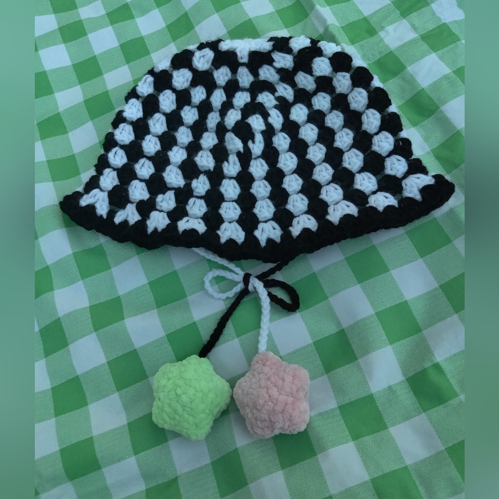 Crochet bucket hat with star ties
